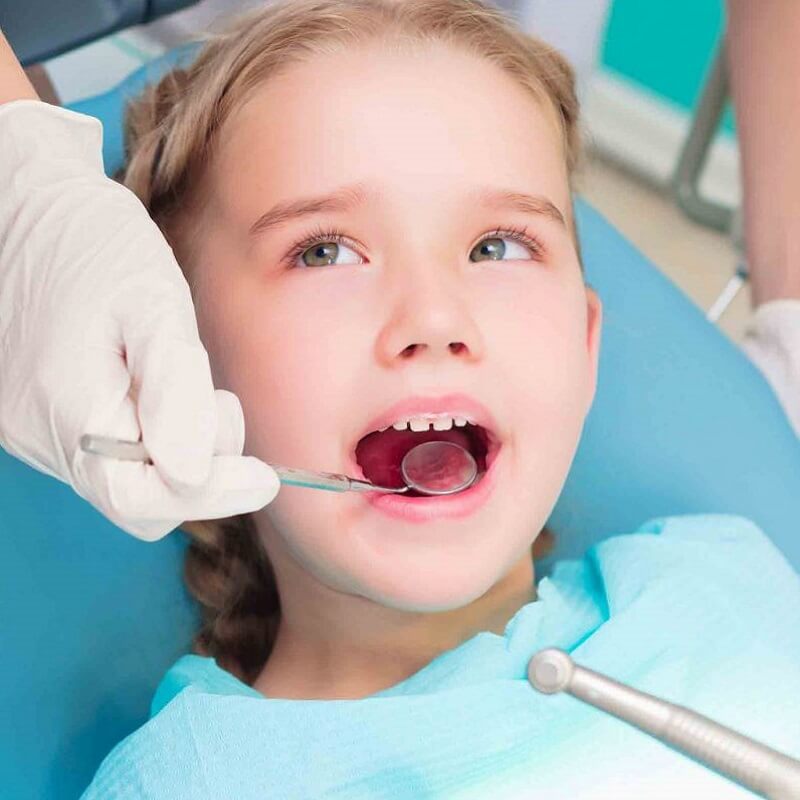 Có những dấu hiệu nào cho thấy bé đang trong giai đoạn thay răng sữa?
