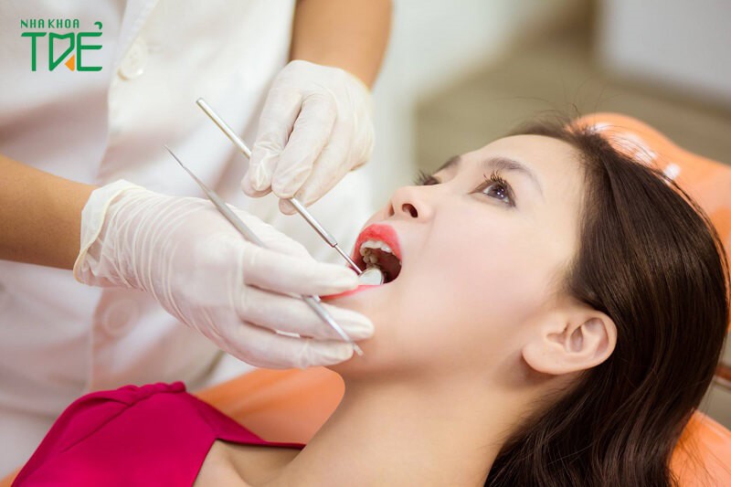 Giai đoạn niềng răng đầu tiên là thăm khám tổng quát sức khỏe răng miệng 