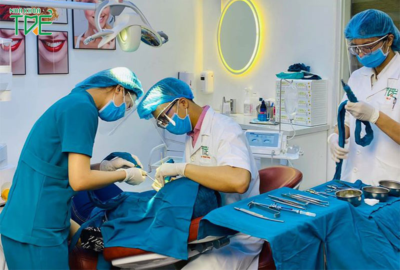 Thực hiện nhổ răng vĩnh viễn an toàn với bác sĩ giàu kinh nghiệm và thiết bị hiện đại tại Nha Khoa Trẻ