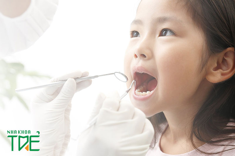 Khám răng định kỳ cho trẻ để bác sĩ theo dõi quá trình thay răng của con