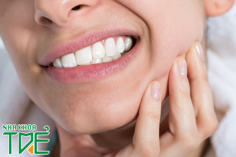 Trồng răng sứ bị ê buốt răng – Nguyên nhân và cách khắc phục