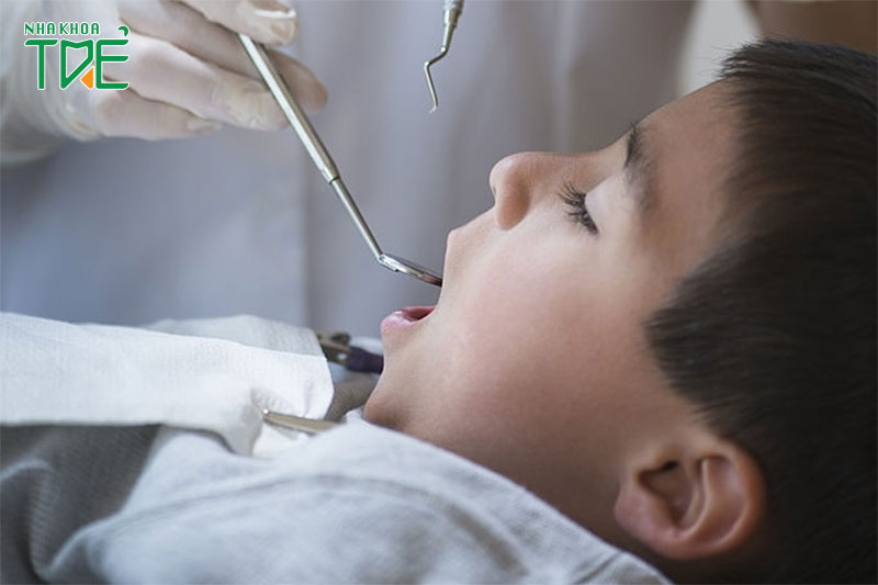 Răng hàm bị sâu ở bé 4 tuổi có nhổ răng được không?