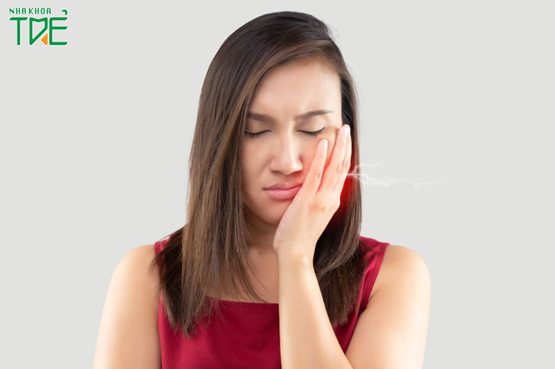 Răng khôn mọc lệch ra má gây đau nhức dai dẳng
