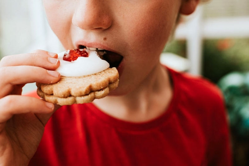 Trẻ ăn nhiều bánh kẹo là nguyên nhân khiến răng trẻ bị mủn