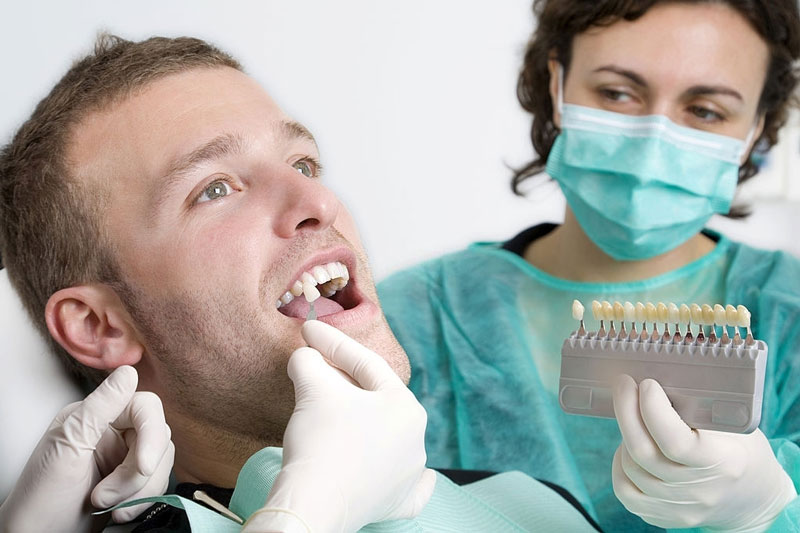 Bác sĩ tư vấn chi tiết bọc răng sứ màu nào phù hợp