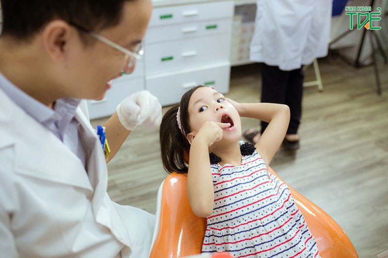 Kiểm tra răng miệng định kỳ để kiểm soát bệnh lý răng miệng cho bé