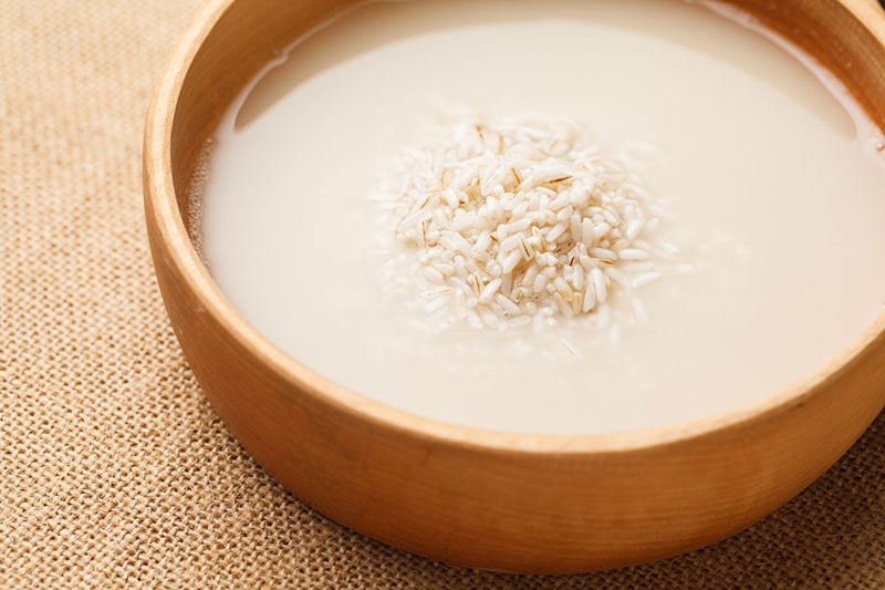 Nước vo gạo có công dụng làm sạch mảng bám trên răng, giúp răng trắng sáng hơn