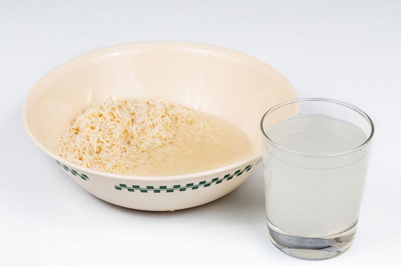 Lấy nước vo gạo loãng để chải răng mỗi ngày