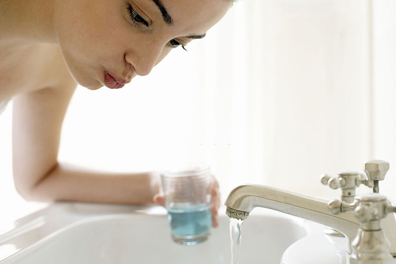 Súc miệng với nước diệt khuẩn để vệ sinh răng miệng hiệu quả