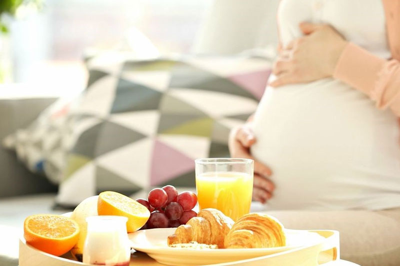 Mẹ bầu ăn nhiều bữa nhỏ nên tăng khả năng tích tụ mảng bám và vi khuẩn trên răng