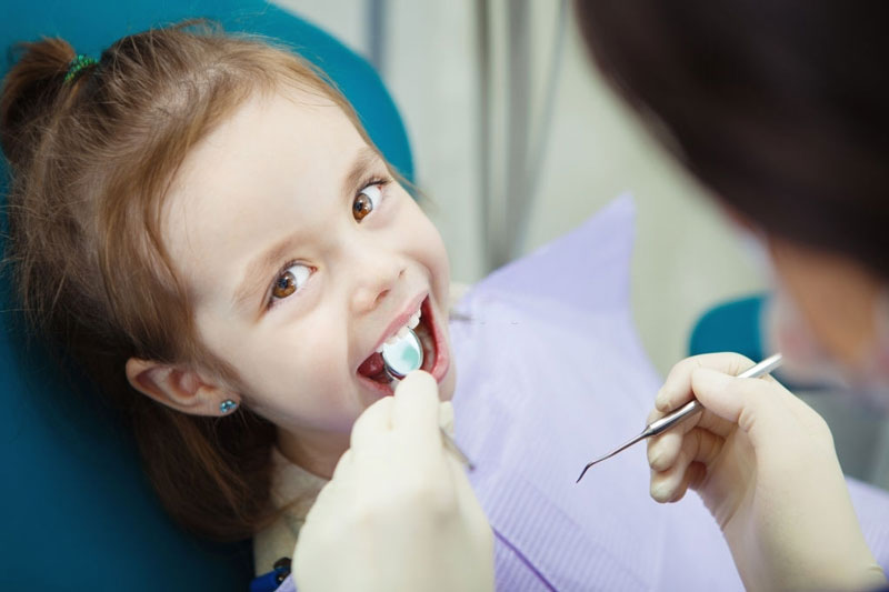 Lấy cao răng và mảng bám cho trẻ khi cần thiết