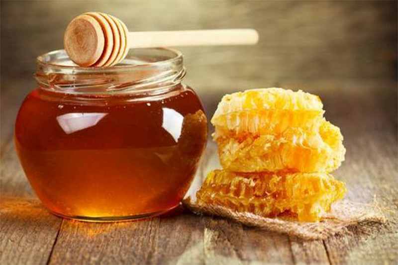 Làm trắng răng với mật ong nguyên chất là phương pháp đơn giản nhất