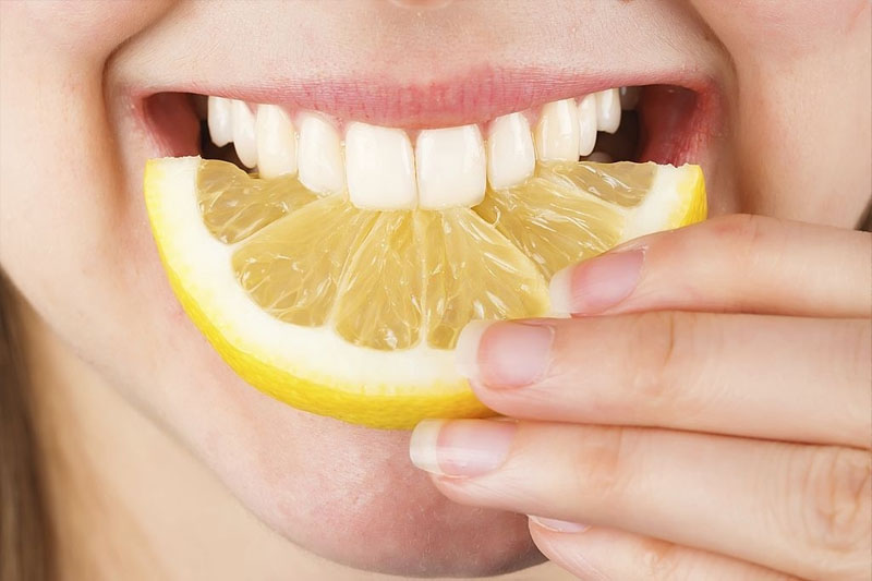 Chất axit trong chanh có khả năng tẩy trắng răng hiệu quả