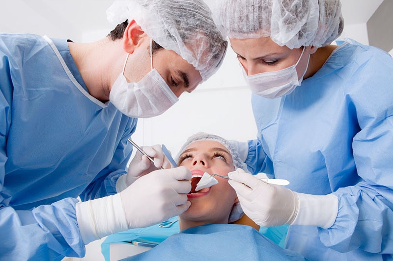 Bác sĩ giàu kinh nghiệm sẽ kiểm soát tốt tình trạng chảy máu khi nhổ răng