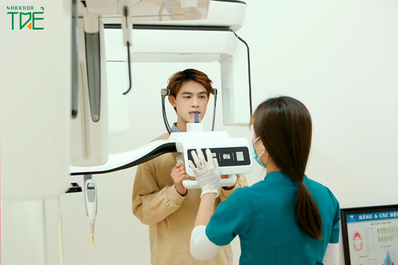 Chụp X-quang để xác định chính xác tình trạng răng hiện tại