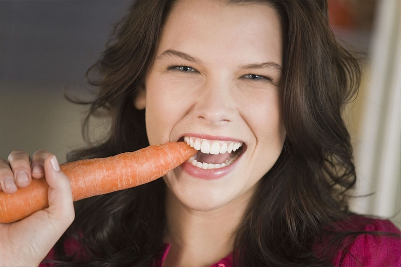 Ăn nhai cà rốt giúp mát xa nướu lợi khỏe mạnh