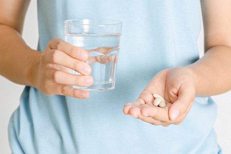 Dùng thuốc uống và nước súc miệng hàng ngày là cách điều trị đơn giản tại nhà