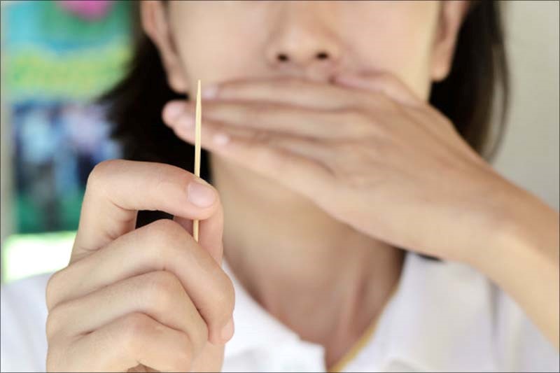 Tăm xỉa răng gây ra nhiều tác hại cho răng miệng. Có nên dùng tăm xỉa răng không?