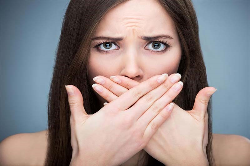 Dùng tăm xỉa răng gây mùi hôi miệng khó chịu do mảng bám thức ăn vẫn còn dính trong kẽ răng