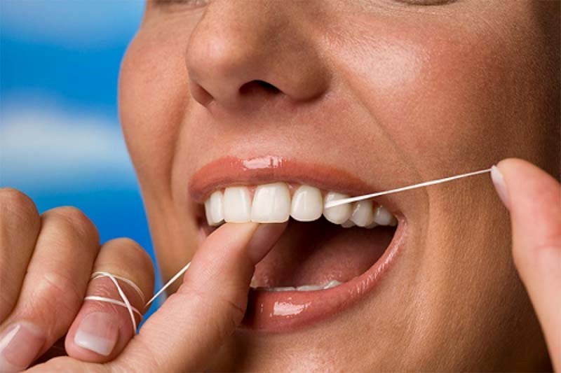 Chỉ nha khoa khắc phục được hết các nhược điểm của tăm xỉa răng, rất an toàn và hiệu quả