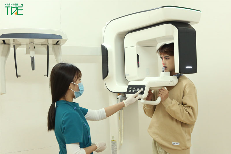 Bạn nên đến nha khoa thăm khám, chụp x-quang để xác định chính xác tình trạng răng miệng