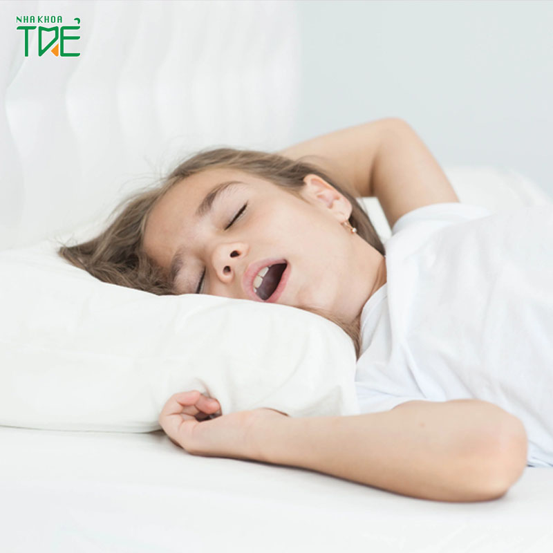 Trẻ thở bằng miệng khi ngủ có phải là dấu hiệu bất thường?