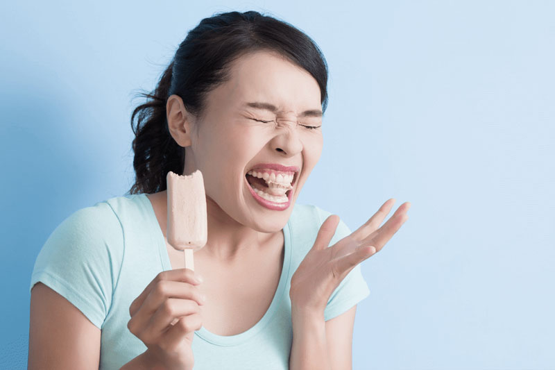 Tình trạng ê buốt răng thường xảy ra khi chân răng bị mòn