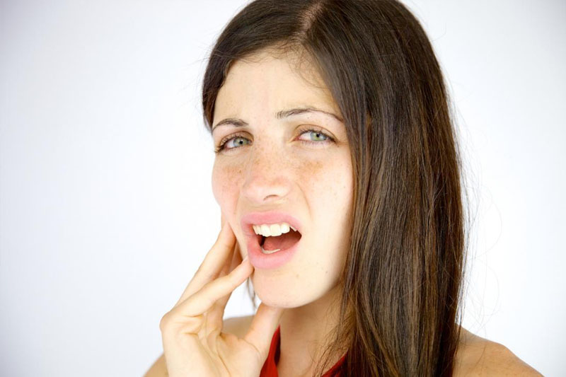 Viêm quanh thân răng khôn có thể khiến bạn khó mở miệng
