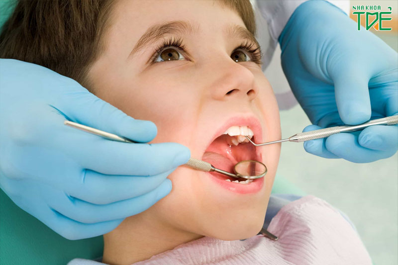 Nên khám răng định kỳ cho trẻ để phát hiện sớm các vấn đề răng miệng