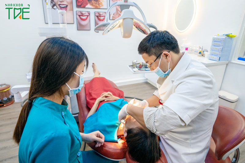 Niềng răng cần tái khám đúng lịch hẹn của nha sĩ