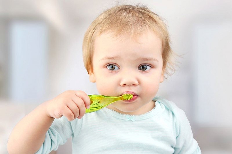 Thường xuyên vệ sinh răng miệng cho bé