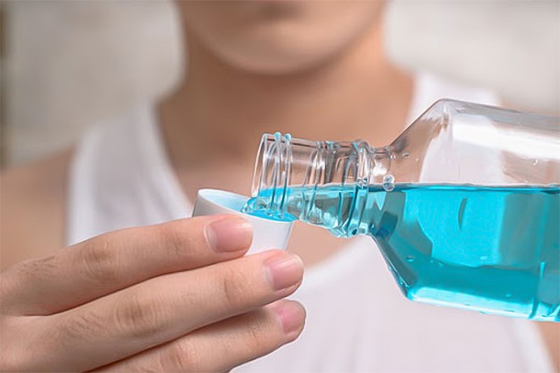 Sử dụng nước súc miệng giúp răng giảm ê buốt