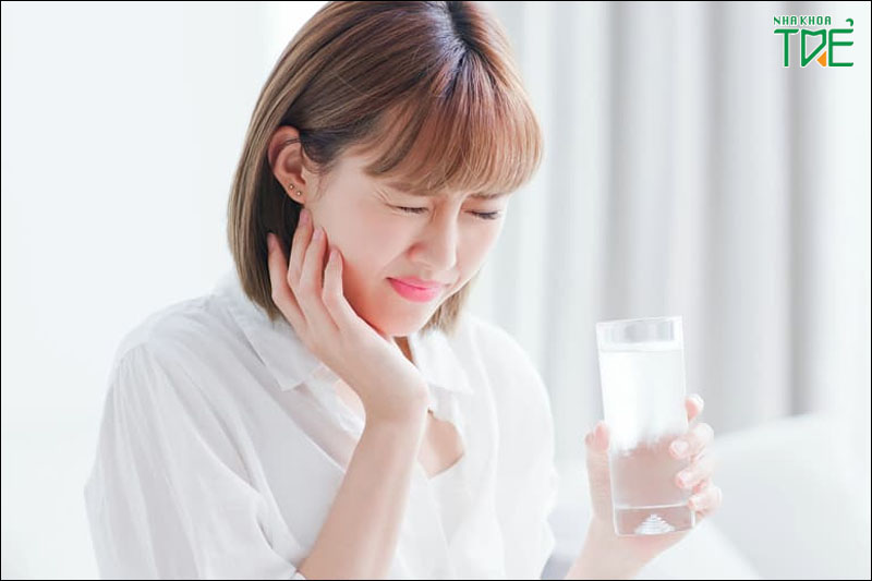 Không nên uống nước đá sau nhổ răng gây ảnh hưởng đến vết thương