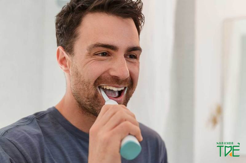 Vệ sinh răng miệng sạch sẽ cải thiện mùi hôi miệng