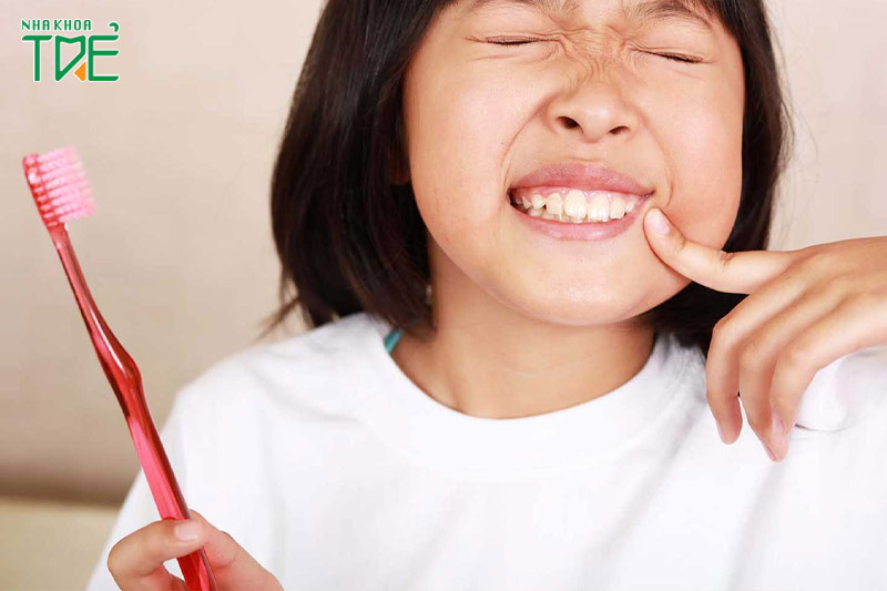 Răng gãy vỡ khiến trẻ đau nhức, ảnh hưởng đến sinh hoạt hàng ngày