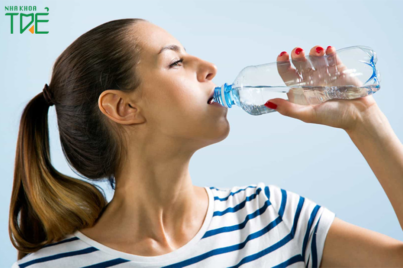 Không uống đủ nước cũng là nguyên nhân gây sâu răng