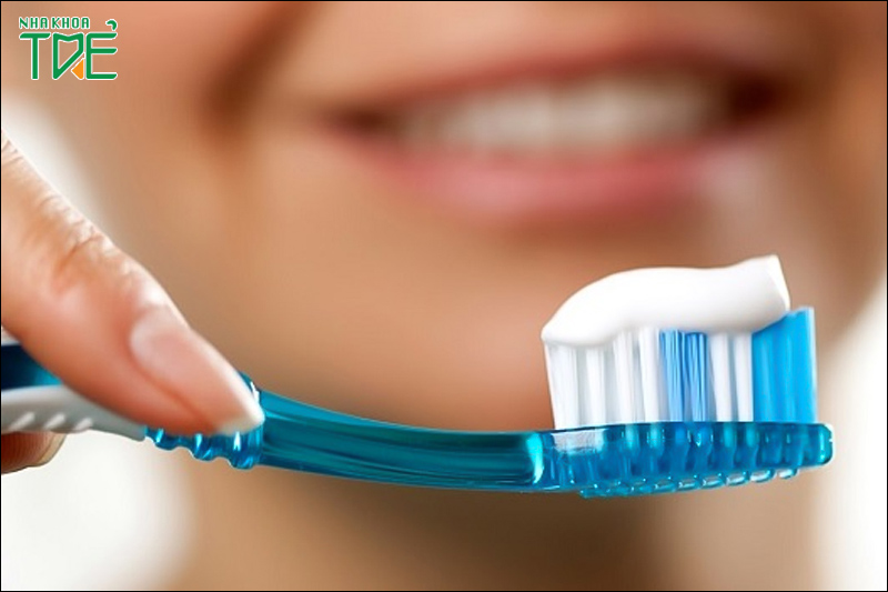 Dùng kem đánh răng cho răng nhạy cảm kết hợp bàn chải lông mềm để hạn chế ê buốt