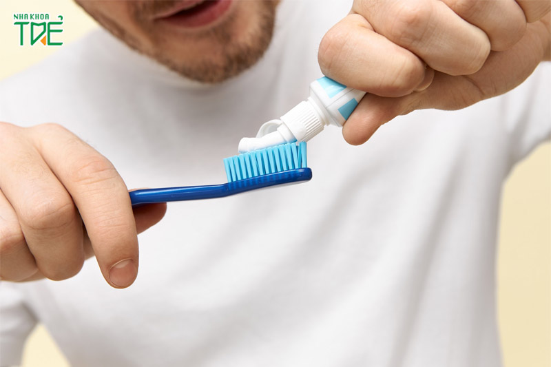 Bệnh nhân cần chải răng và vệ sinh răng miệng sạch sẽ sau khi nhổ răng