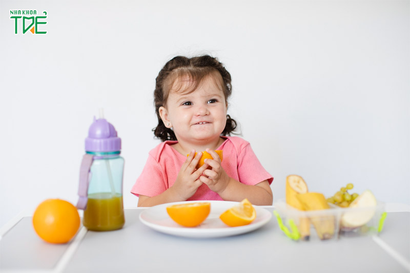 Ba mẹ nên bổ sung đầy đủ dưỡng chất cho trẻ trong các bữa ăn hàng ngày