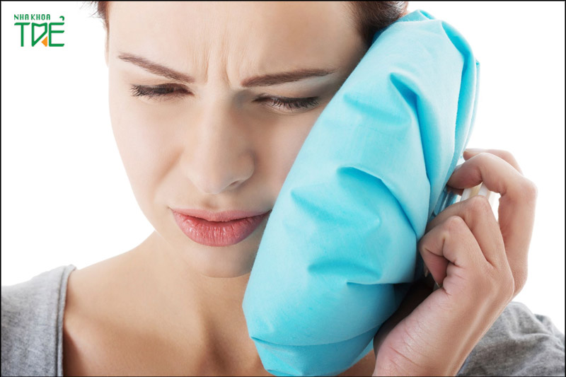 Cắm vít niềng răng bị sưng có thể chườm đá để giảm sưng và giảm đau