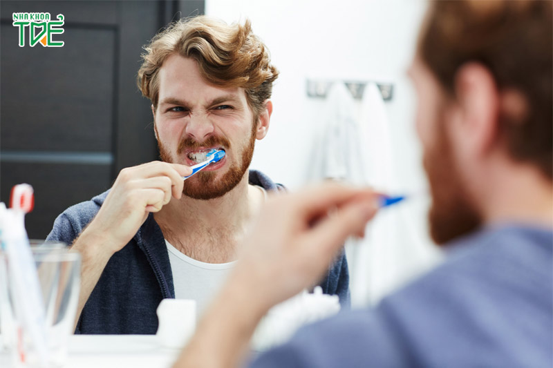 Vệ sinh răng miệng hằng ngày với bàn chải lông mềm để loại bỏ vi khuẩn